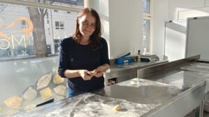 Die Ladeninhaberin Svitlana Aglaster fertigt die Teigwaren, Desserts und Fleischgerichte selbst.