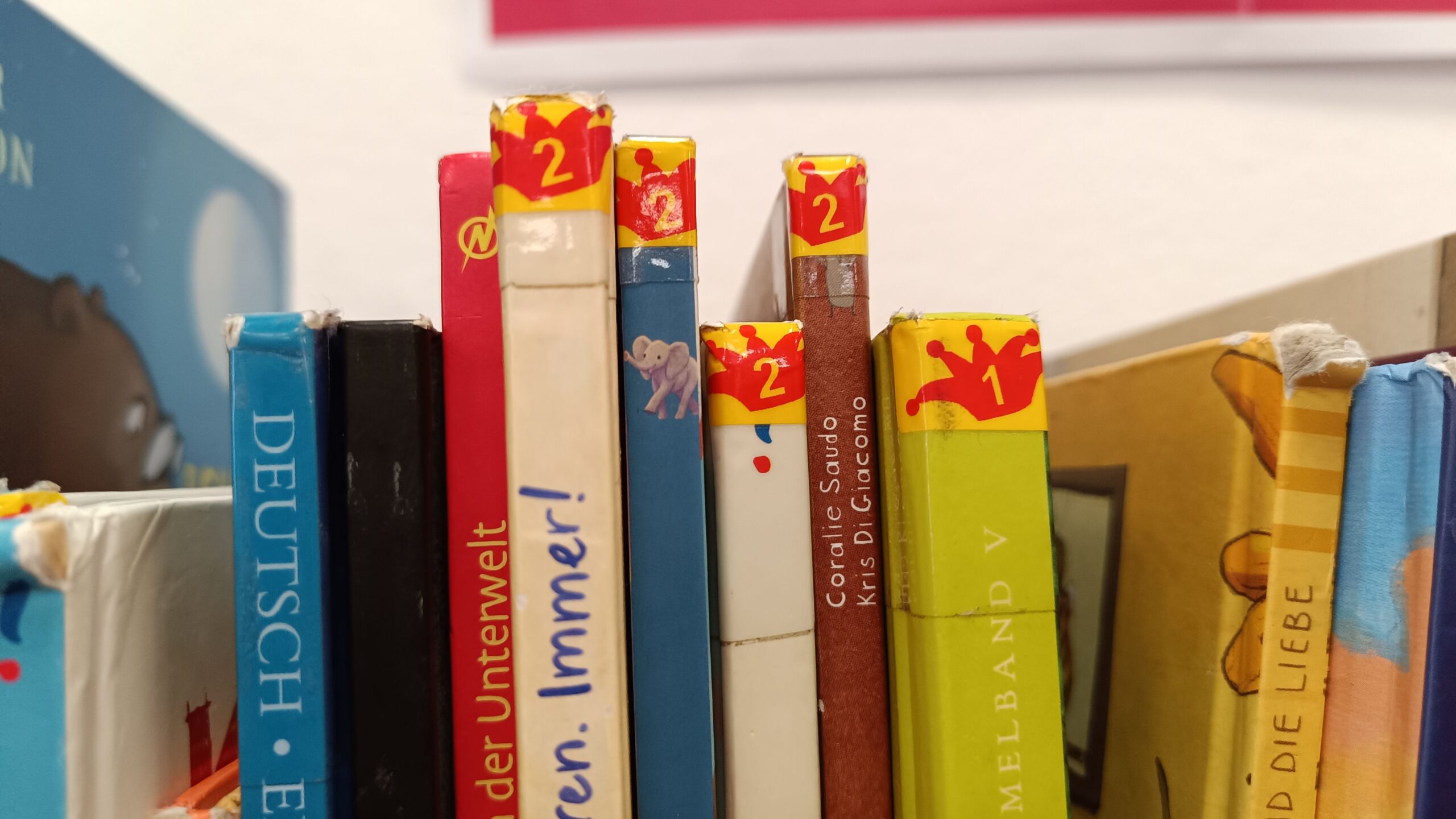 Für Lesekönige von Klasse 1 bis 4 dienen die Kronenaufkleber als Orientierung.