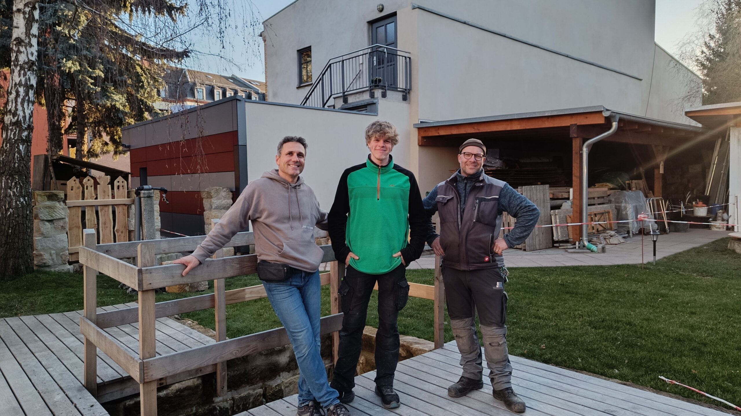 "Stoffi"-Leiter in Pieschen Johannes Oswald, BFD'ler Thaddäus Thielemann und Servicetechniker Joe Liebscher (v.l.n.r.). Sie leiten die Bauarbeiten.