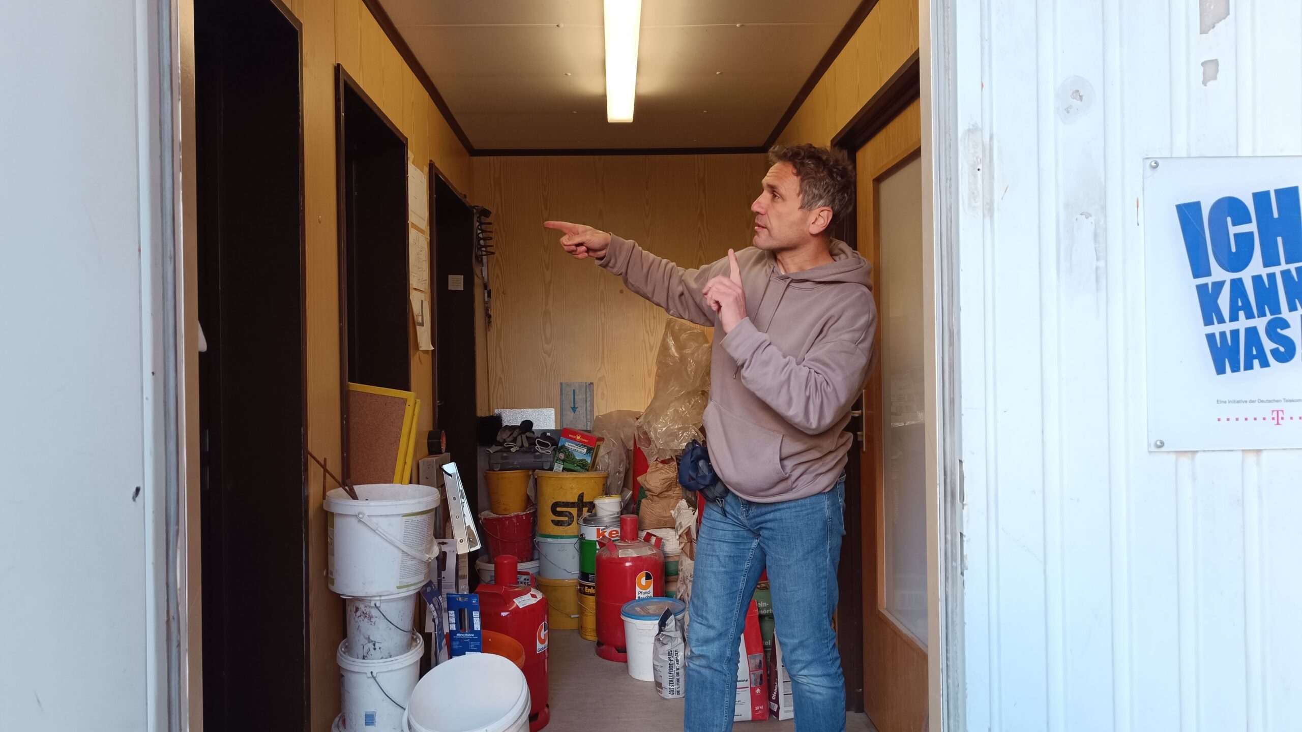 Oswald zeigt das künftige Werkzeuglager.