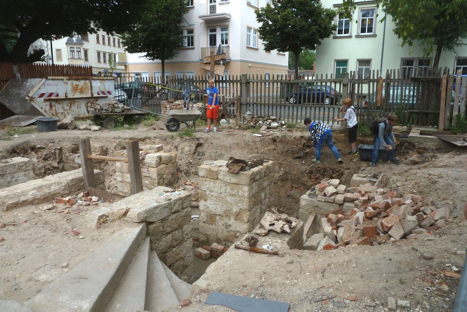 Bei Abriss- und Erdarbeiten halfen auch Kinder und Jugendliche mit. Hier Bauarbeiten an unterirdischen Räumen für den Abenteuerbauspielplatz. Foto: Johannes Oswald
