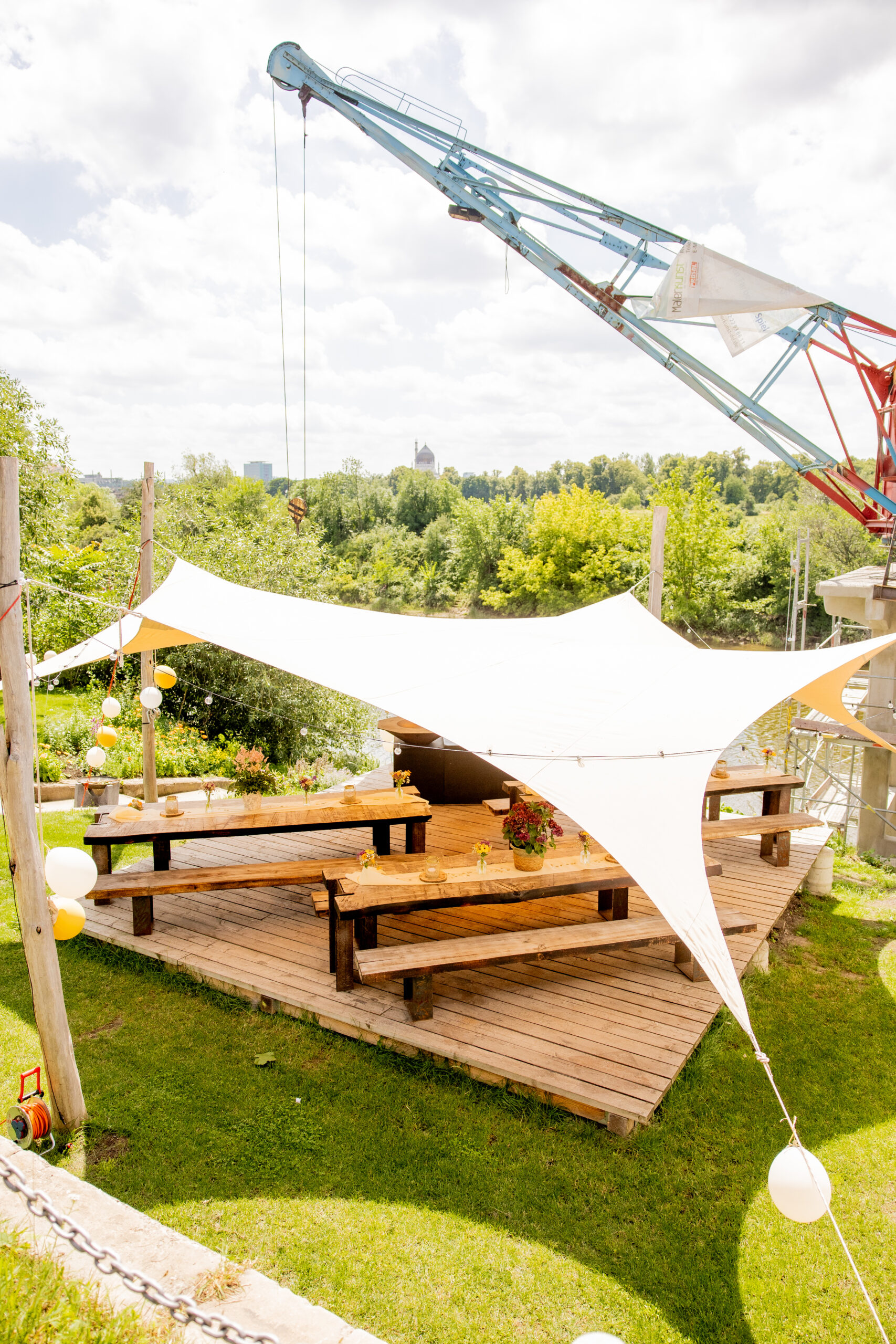 Mit Blick auf den restaurierten Hafenkran kann man feiern. Foto: Stephan Freitag