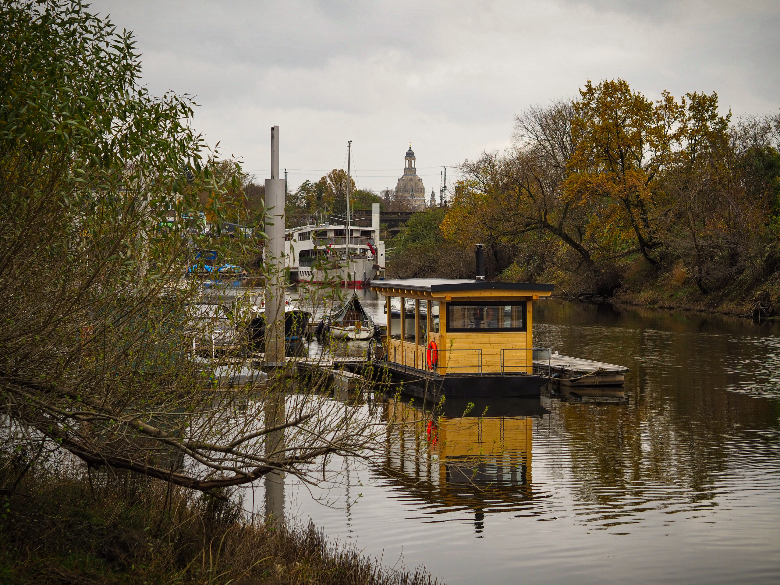 In besonderer Location: Yoga und Sauna auf dem Wasser. Foto: Die Hafenmeister