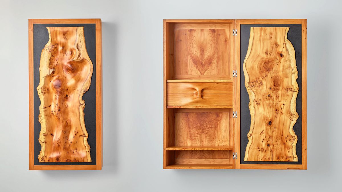 Regal "Taxus" aus Eibenholz. Foto: Lothar Sprenger