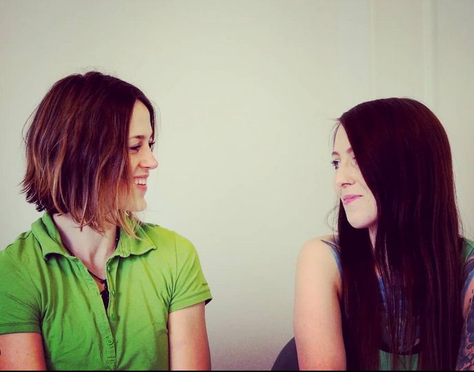 Franetovics (l.) Assistenztin Luisa (r.), die an den Wochenenden und bei längeren Behandlungen unterstützt. Foto: Patricia Franetovic