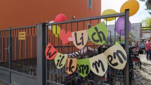 Große Versammlung auf der Markusstraße 11, dem Sitz des Pieschener "Stoffwechsel e.V.".