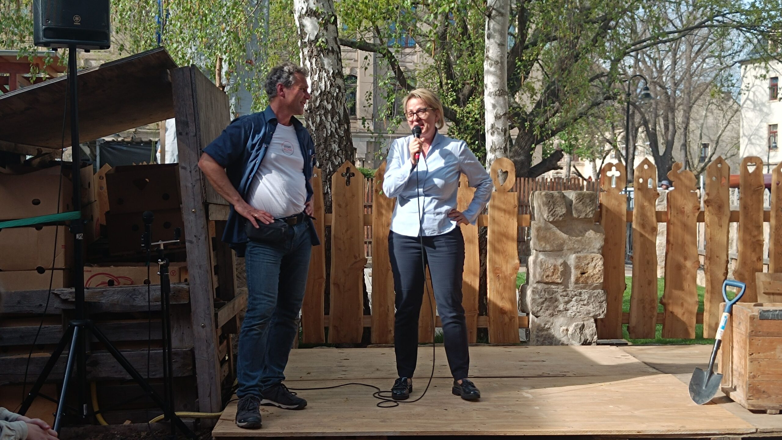 Staatsministerin Barbara Klepsch (CDU) (r.) freut sich, dass Kinder und Jugendliche für Handwerksberufe begeistert werden. 