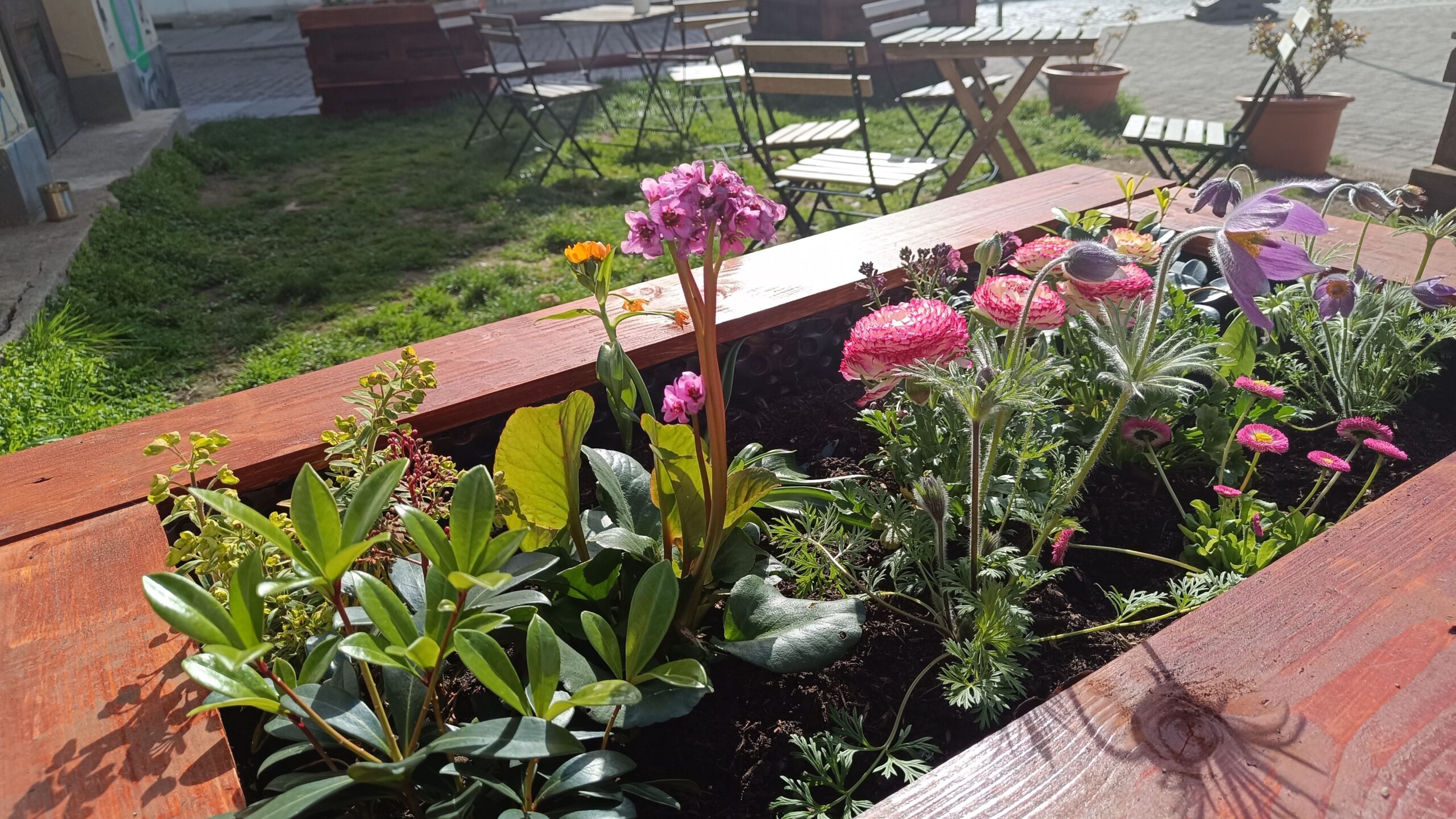 Mittlerweile zieren vier Hochbeete den Platz rund um's Trafohäuschen.