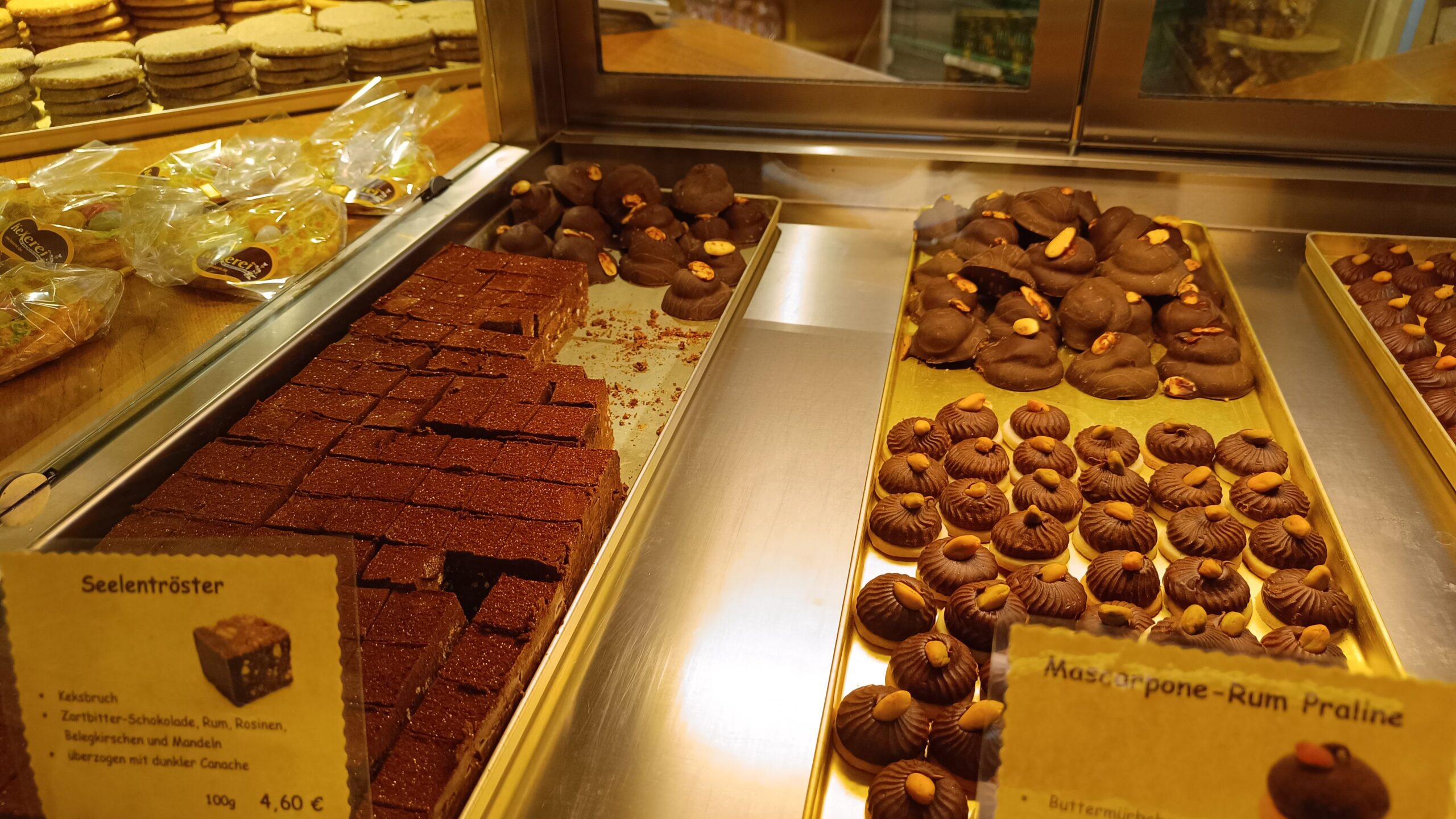 Zum Zugucken: In der Filiale im Elbepark werden Pralinen hergestellt.