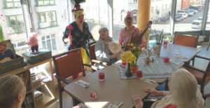 Clowns vom Verein Rote Nasen besuchen Altenpflegeheim Pieschen DRK Seniorenzentrum Rote Nasen Erika Rozum