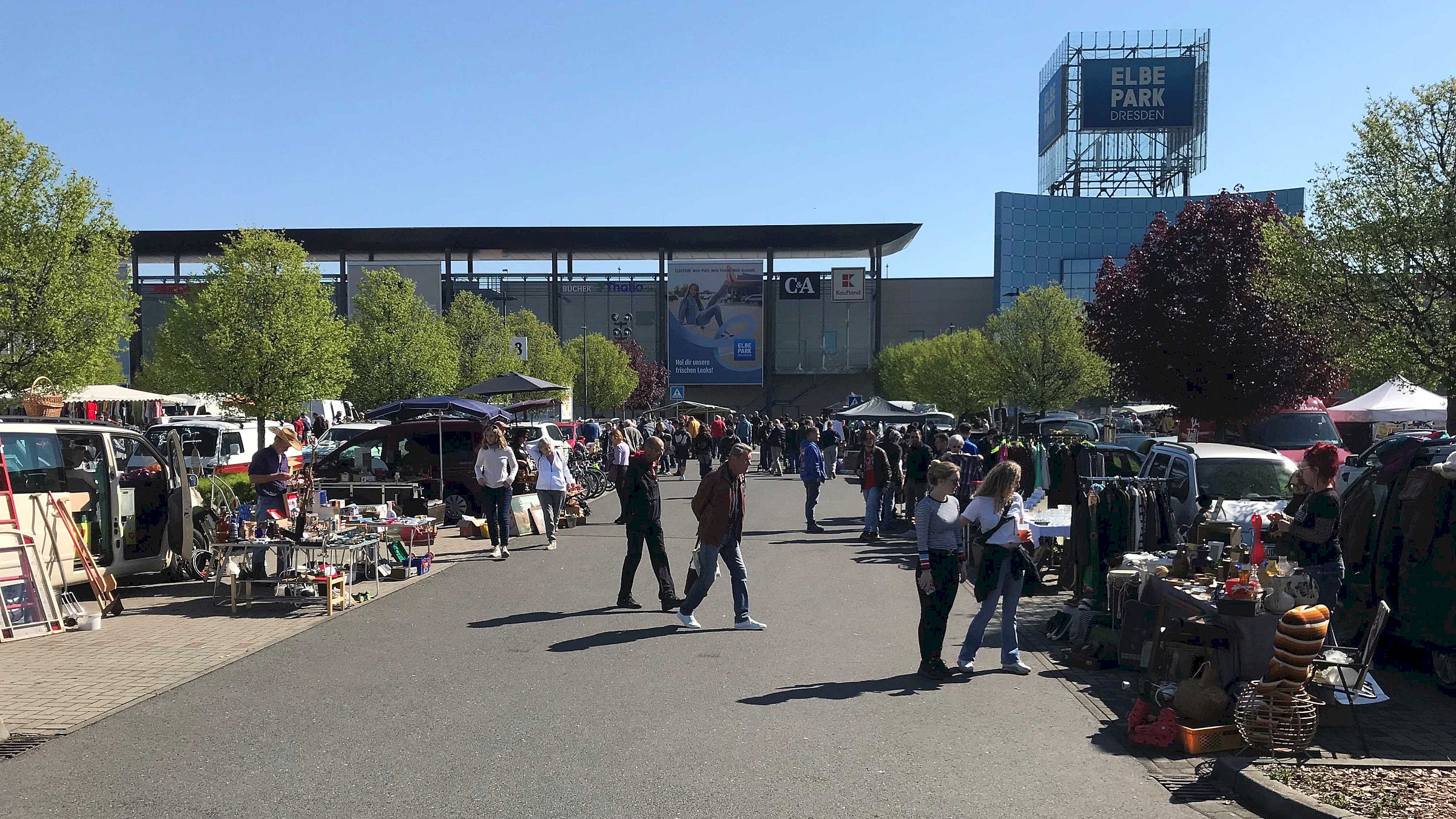 Trödelmarkt am Elbepark - Foto: Jörg Korczynski