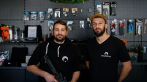 Eric Menzel und Tom Röthel haben an der Großenhainer Straße ein Geschäft für Airsoft-Spieler eröffnet. Foto: F. Varga