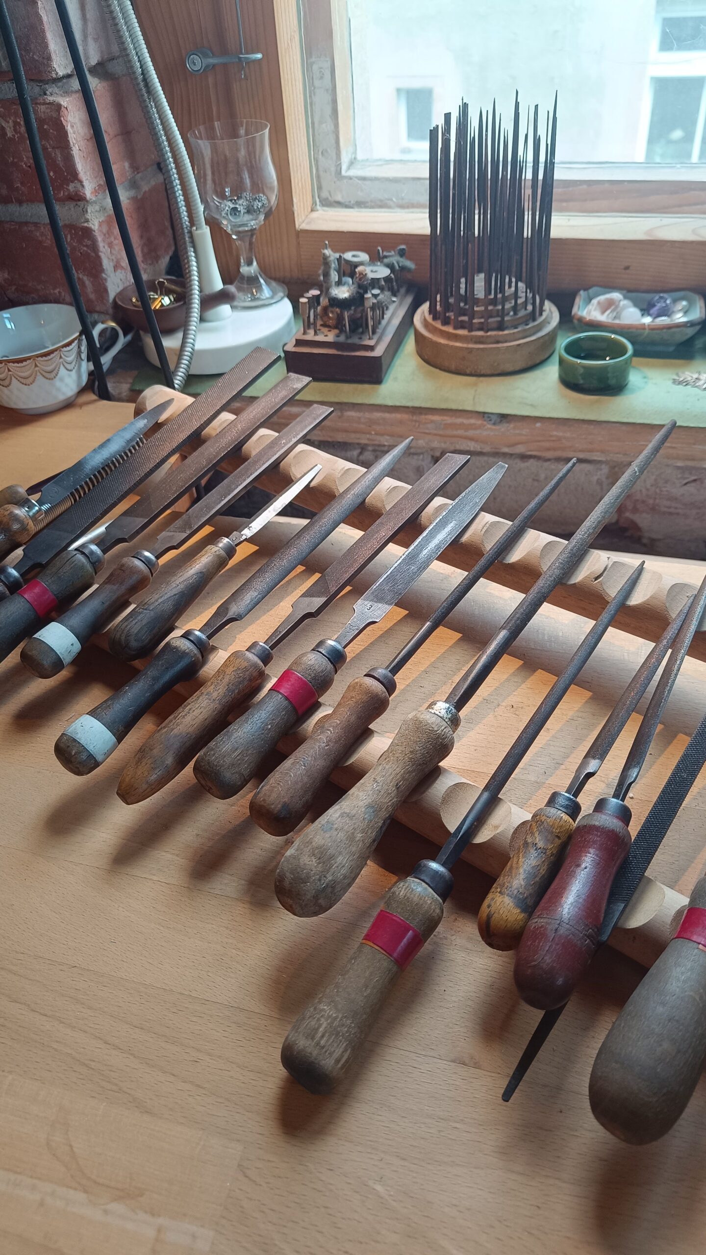 Blick in die Werkecke. Feilen, Sägen, Hämmerchen sind Teil des Werkzeugs. 