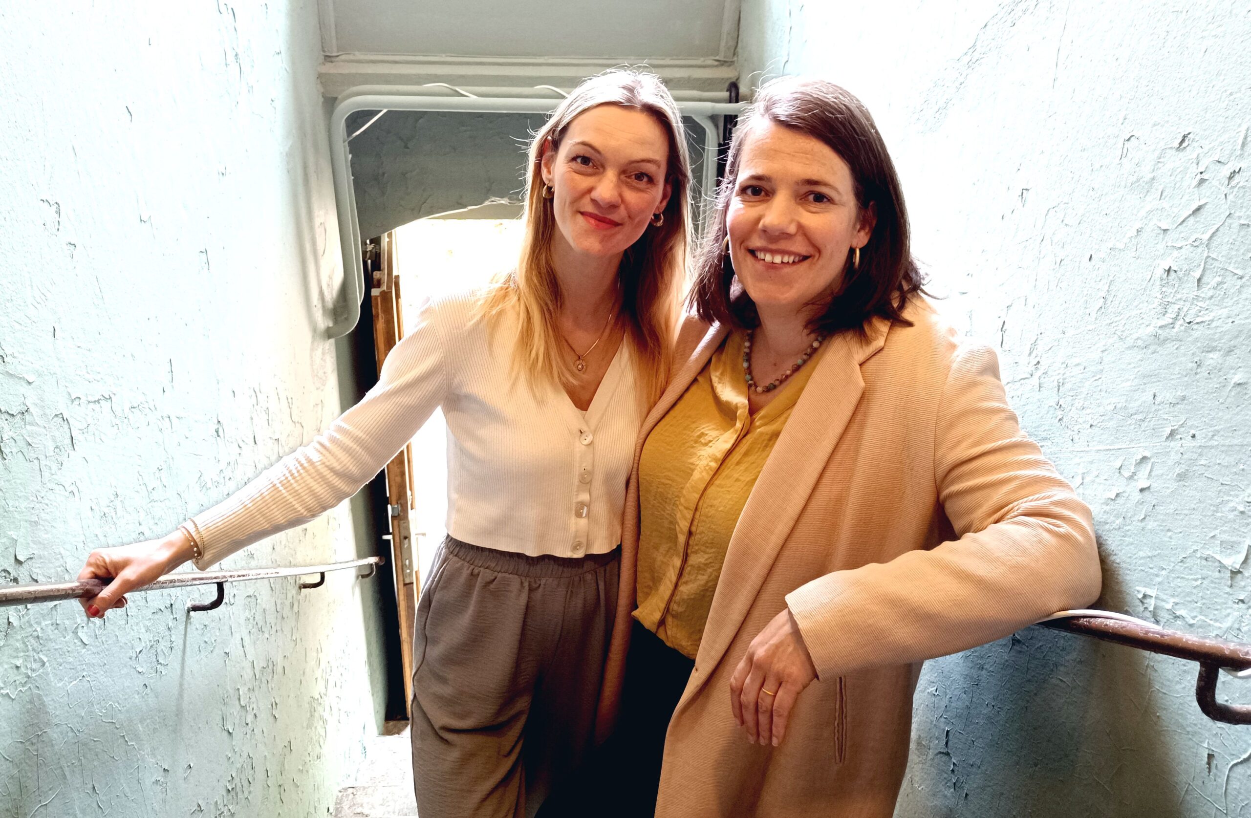 Anna-Maria Schelle (l.) und Anne Wehner-Bräunig (r.) bieten im "St. Annen Werksalon" auch Workshops, Kurse und kleine Ausstellungen an.