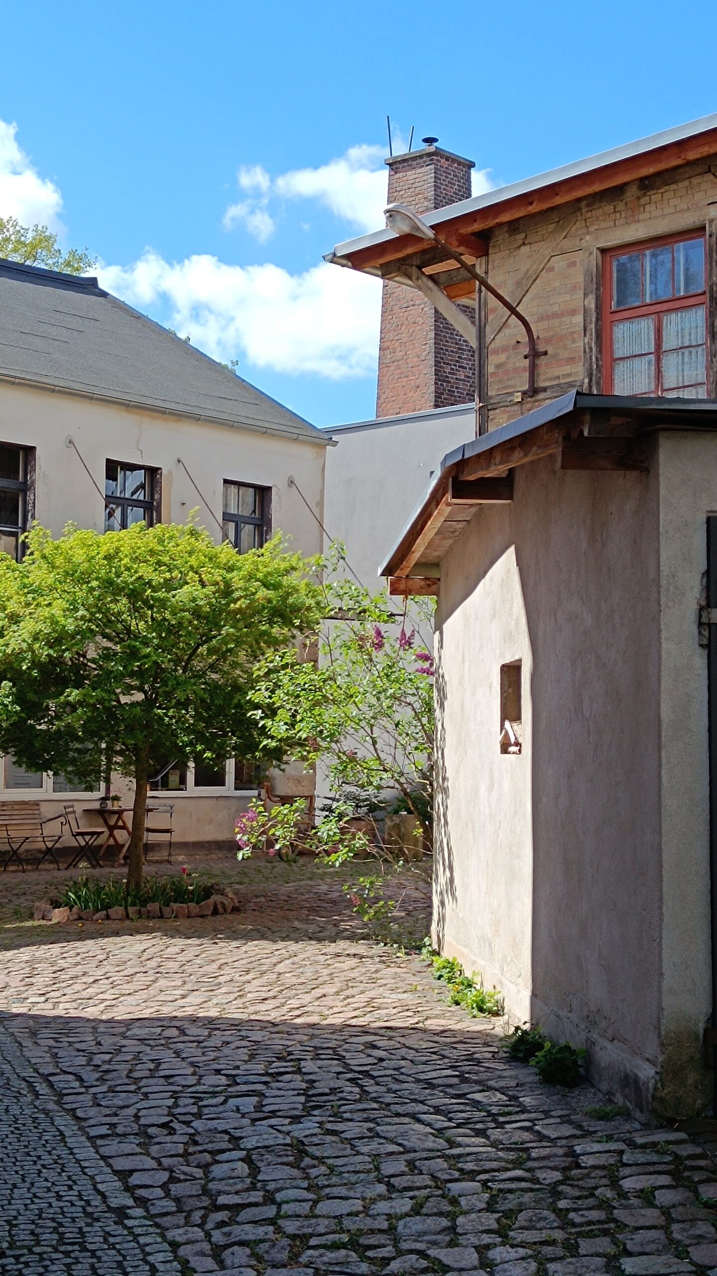 Einst Bürstenfabrik, nun sind auch die Hinterhöfe des Gebäudekomplexes Werkstatt, Wohnhaus, Atelier.
