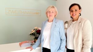 Kathrin Heller (l.) und Stefanie Unglaube (r.) leiten zwei "Zweithaarliebe"-Studios - eins davon auf der Leipziger Straße 86 in Pieschen.