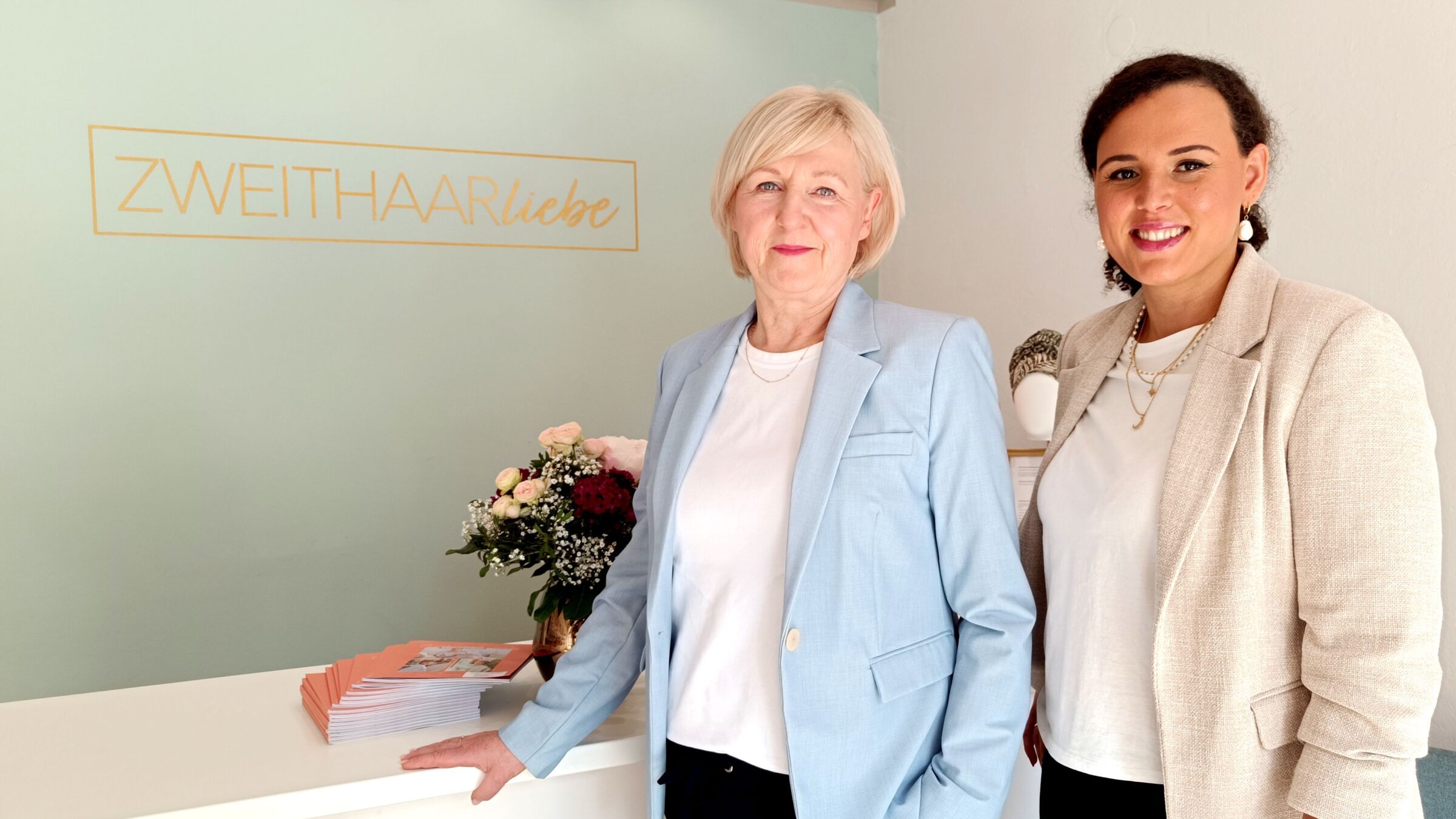 Kathrin Heller (l.) und Stefanie Unglaube (r.) leiten zwei "Zweithaarliebe"-Studios - eins davon auf der Leipziger Straße 86 in Pieschen.