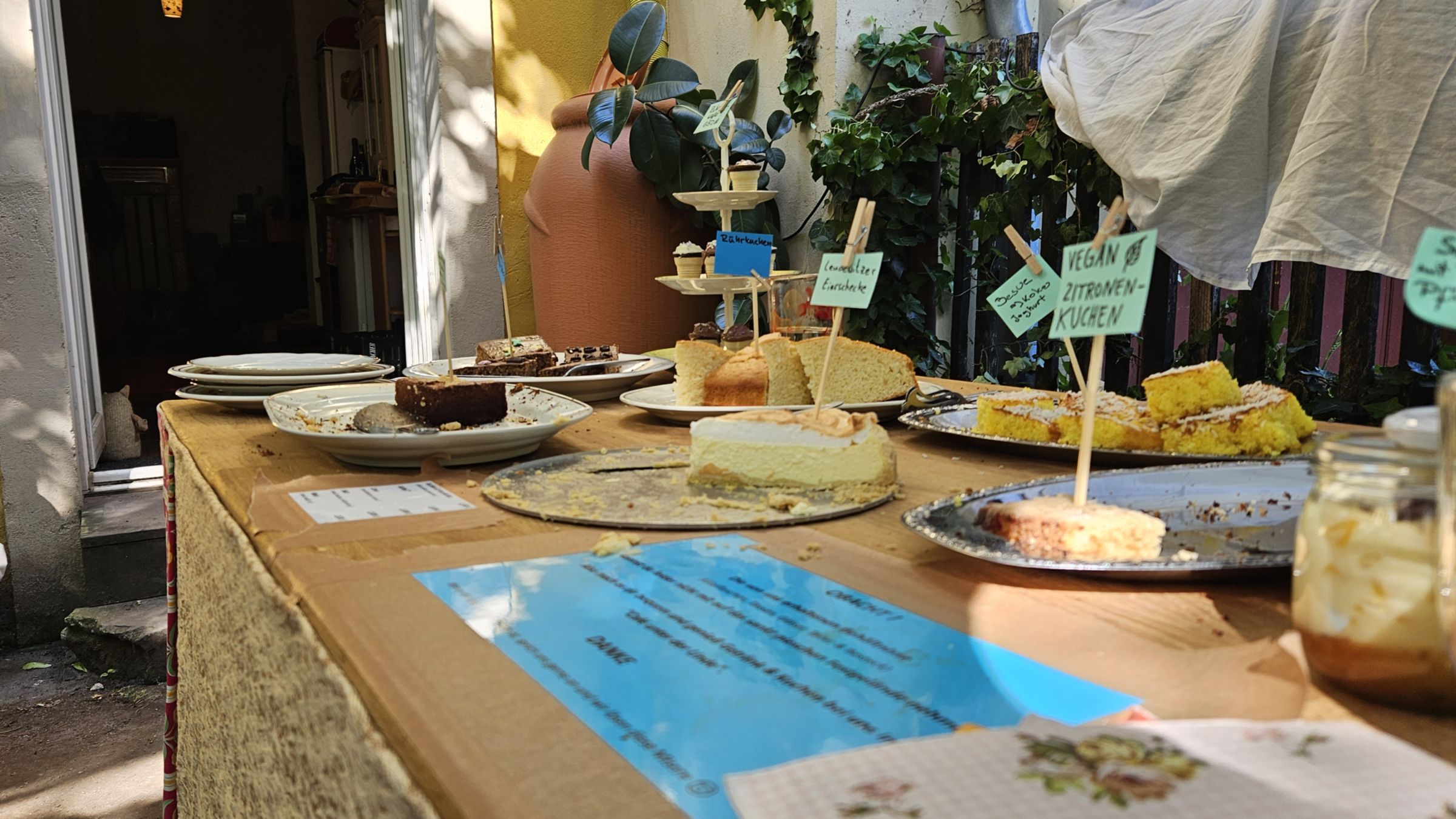 Riesige Kuchenauswahl unter der Linde - Foto: J. Frintert