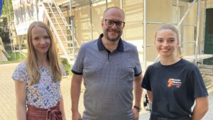 Alexander Mosch mit Maria Grahl vom Albert-Schweitzer-Kinderdorf in Sachsen e.V. und Auszubildender Selma Thon - Foto: meeco Communication Services