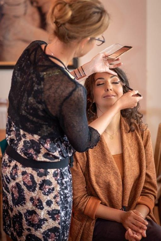 Hochzeits-, Fest- und TV-Makeup gibt's bei Stelling ebenfalls. Foto: Kristin Winter