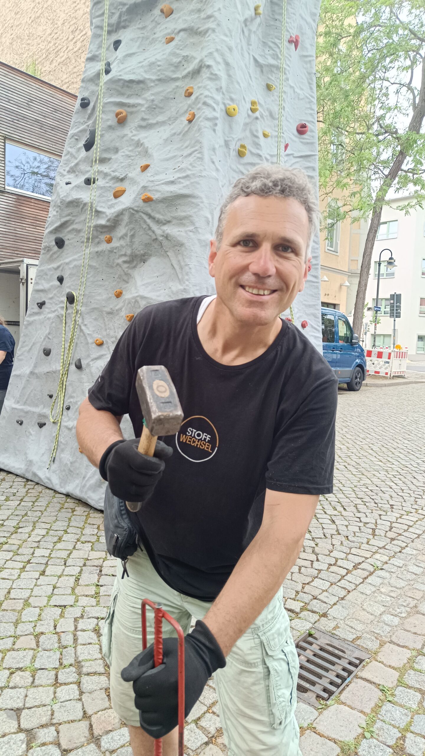 "Diverse Ehrenamtliche helfen an der Kletterwand", erklärt Johannes Oßwald, Leiter des Pieschener "Stoffwechsel e.V."