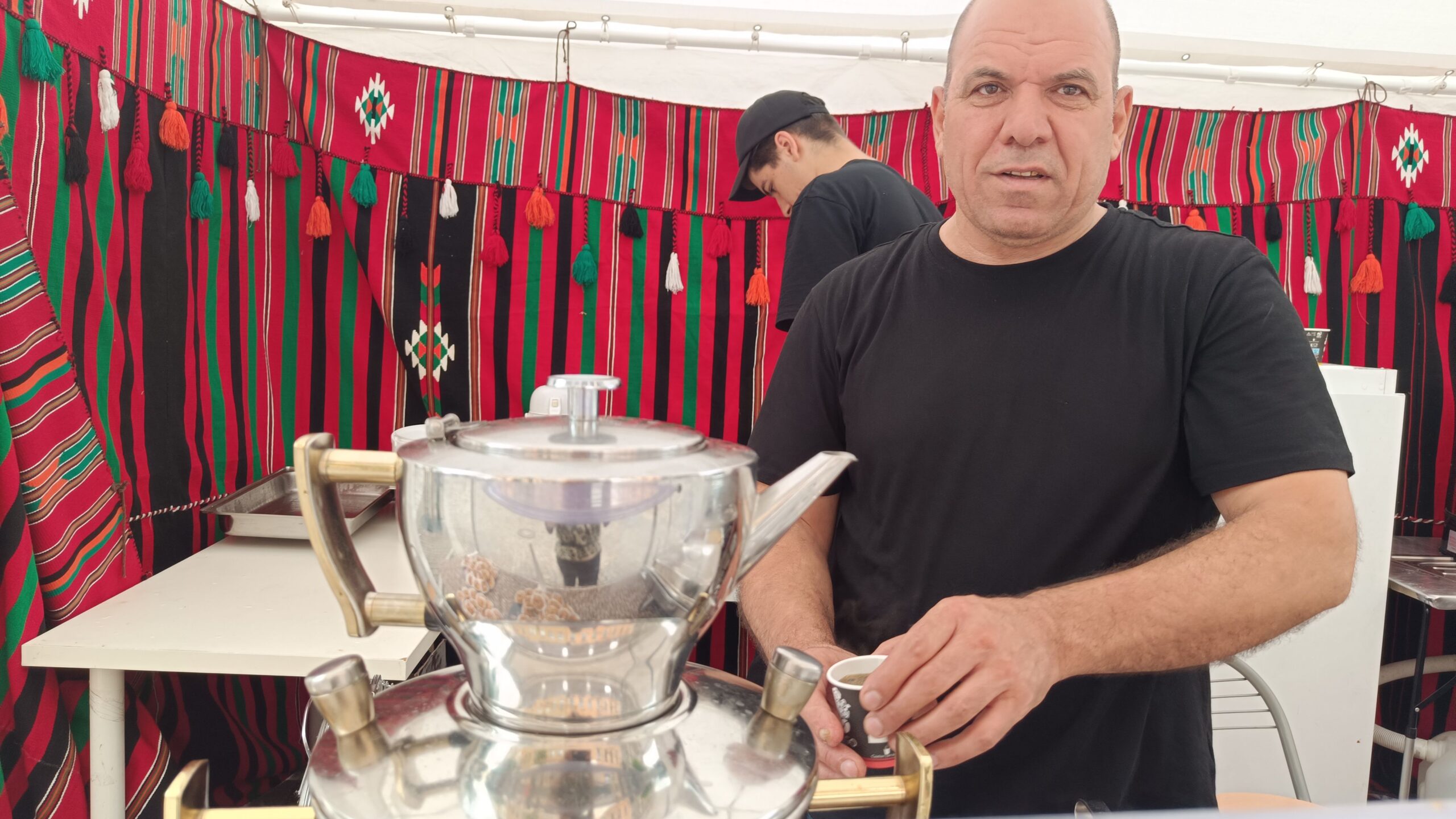 "Wir trinken Kaffee gerne schwarz und mit Kardamom", erklärt Amjet. 