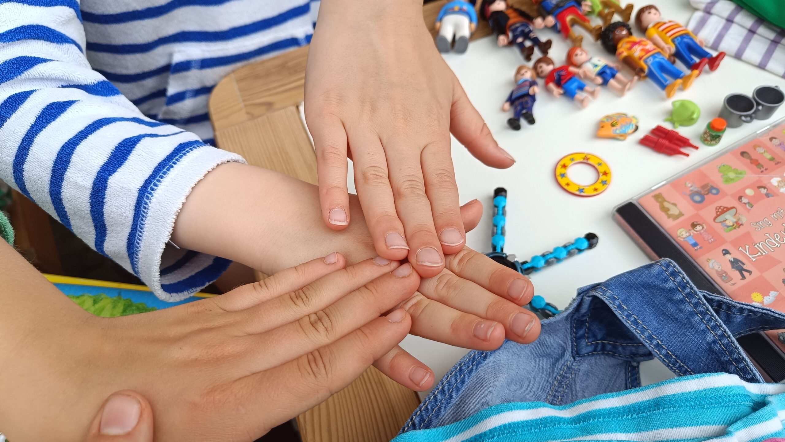 Sind geschäftstüchtig: drei Mädchen sparen für die Urlaubskasse.
