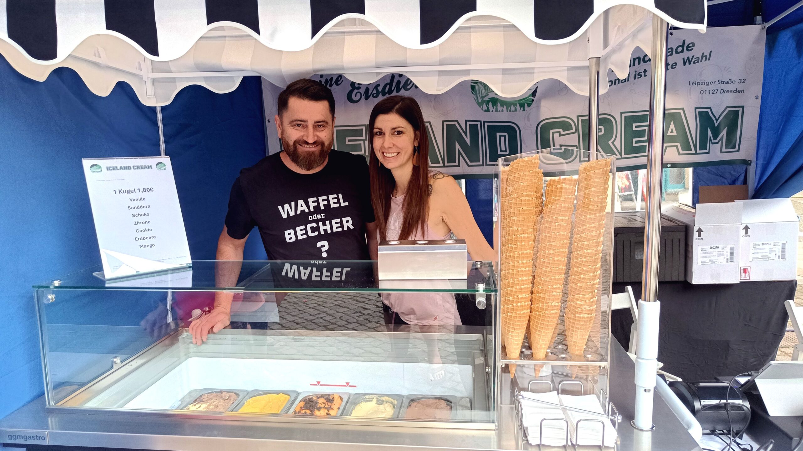 Aileen und Dirk verkaufen Eis aus eigener Herstellung. 