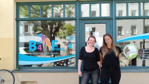 Natascha Brodt (l.) und Babette Irmscher (r.) führen seit 2020 einen "Barf-Laden" für Vierbeiner. Foto: S. Reichel