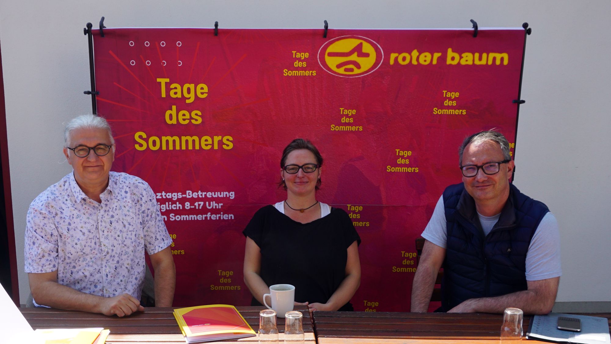 Tilo Kießling, Jaqueline Muth und Bildungsbürgermeister Jan Donhauser auf einer Pressekonferenz am 13. Juni - Foto: E. Renneberg
