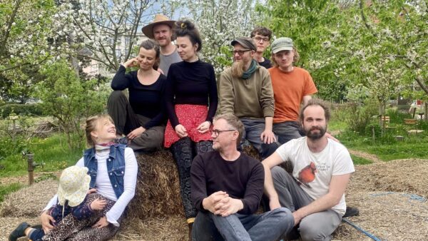 Quereinsteiger mit Interesse am Gärtnern, FÖJler, Gärtner, Permakulturinteressierte - das Team der "Alten Gärtnerei" ist bunt gemischt. Foto: AlteGärtnerei Dresden