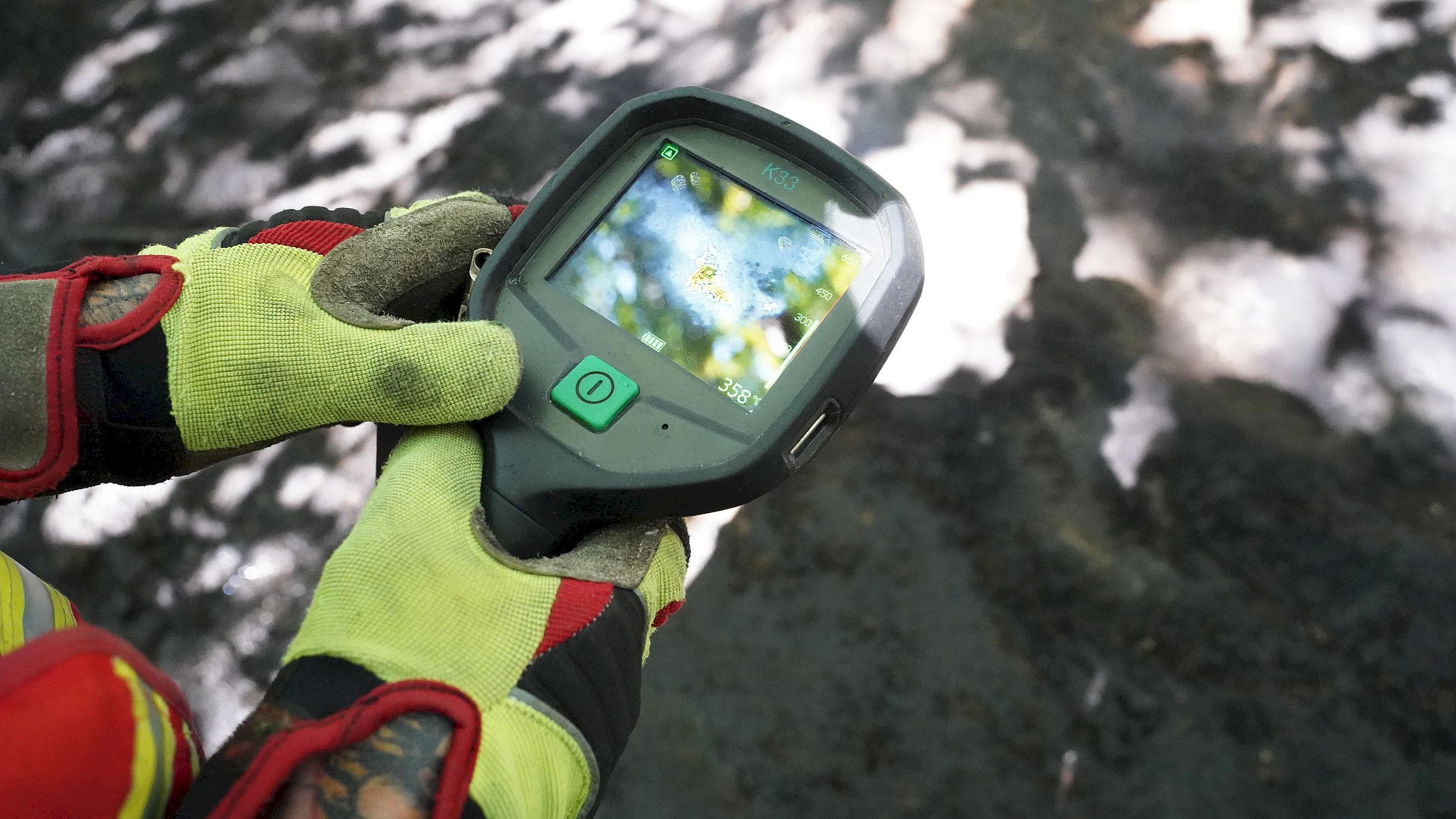 Wärmebildkamera beim Suchen der Glutnester - Foto: Feuerwehr Dresden 