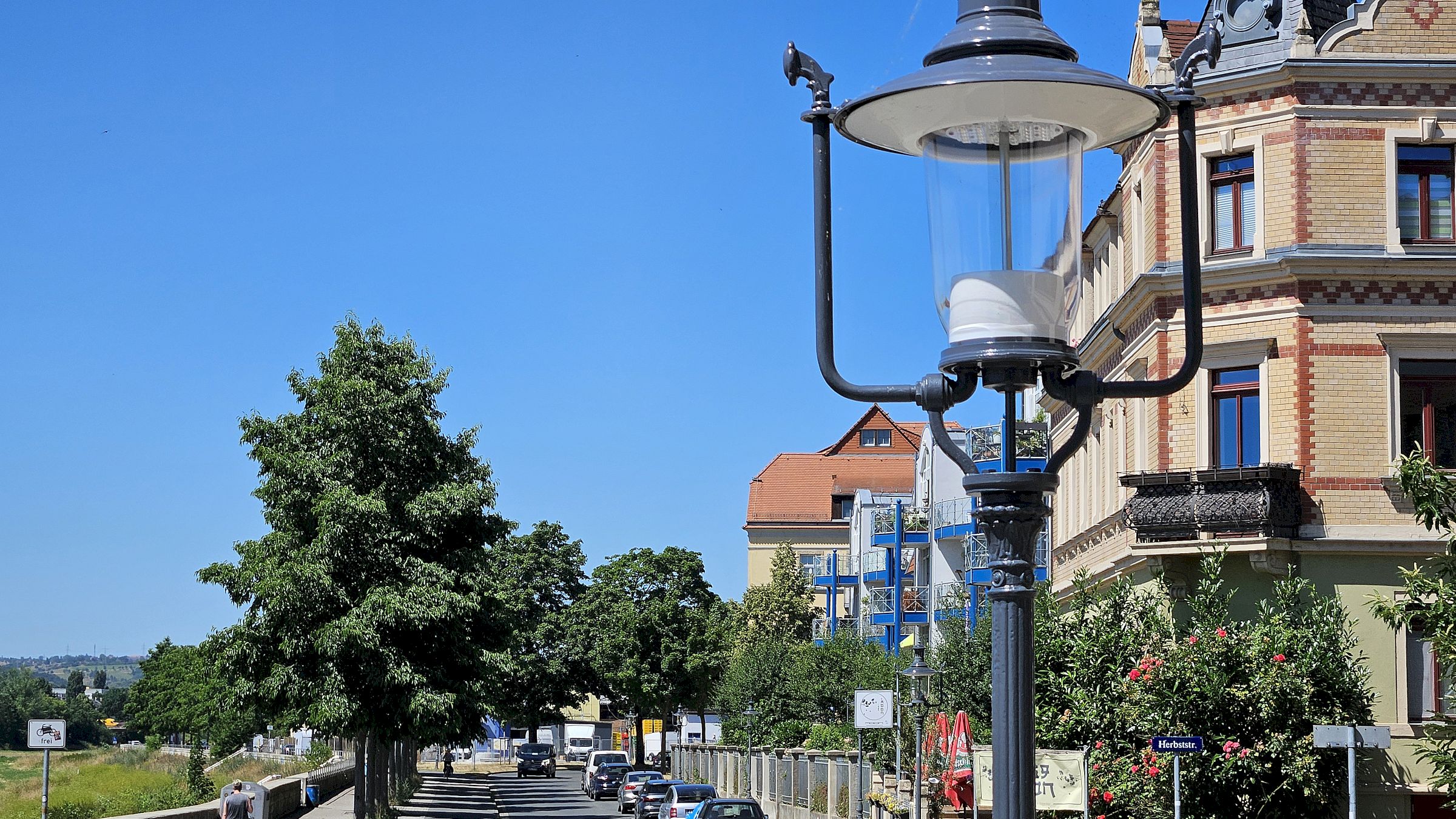 Auf der Kötzschenbroder Straße leuchten jetzt LED-Lampen am Straßenrand. Foto: J. Frintert