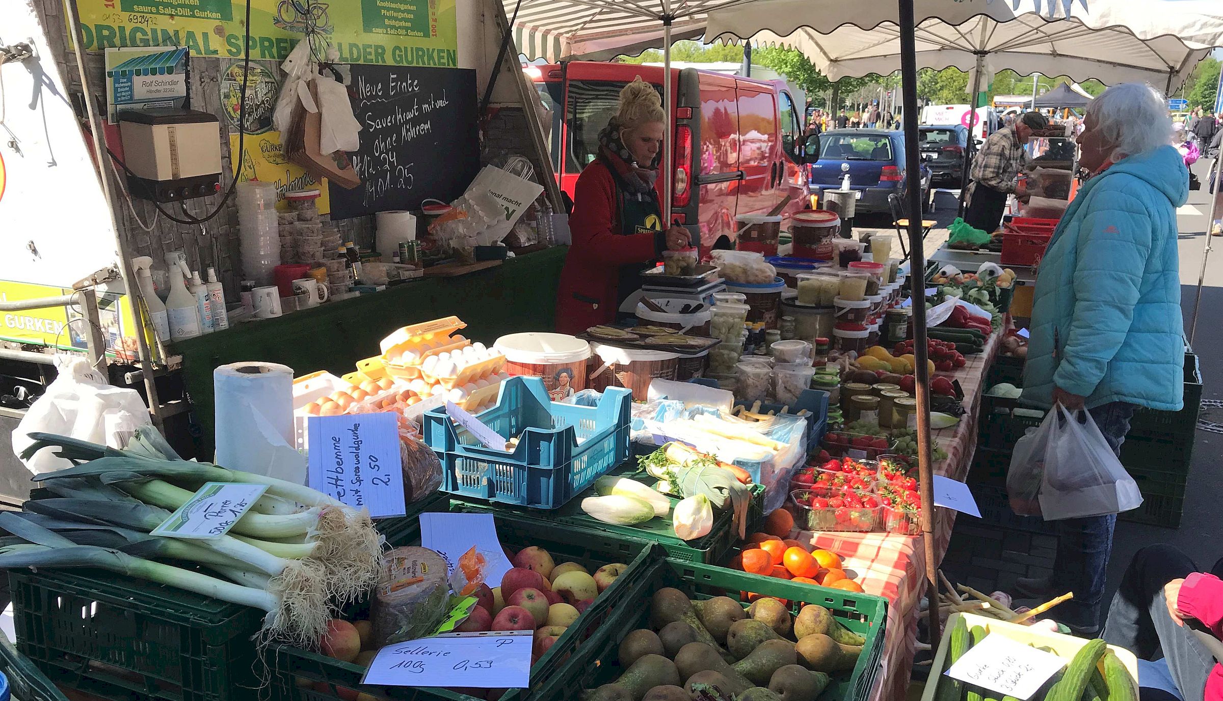 Neben Trödel gibt's auch Obst und Gemüse. Foto: J. Korczynsky
