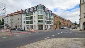 Die Stadt plant nicht nur einen Fußgängerüberweg, sondern auch neue Gehwegvorstreckungen an dem Knoten Rehefelder Straße/Robert-Matzke-Straße, außerdem werden die Querungsstellen ein Blindenleitsystem erhalten. Foto: J. Frintert