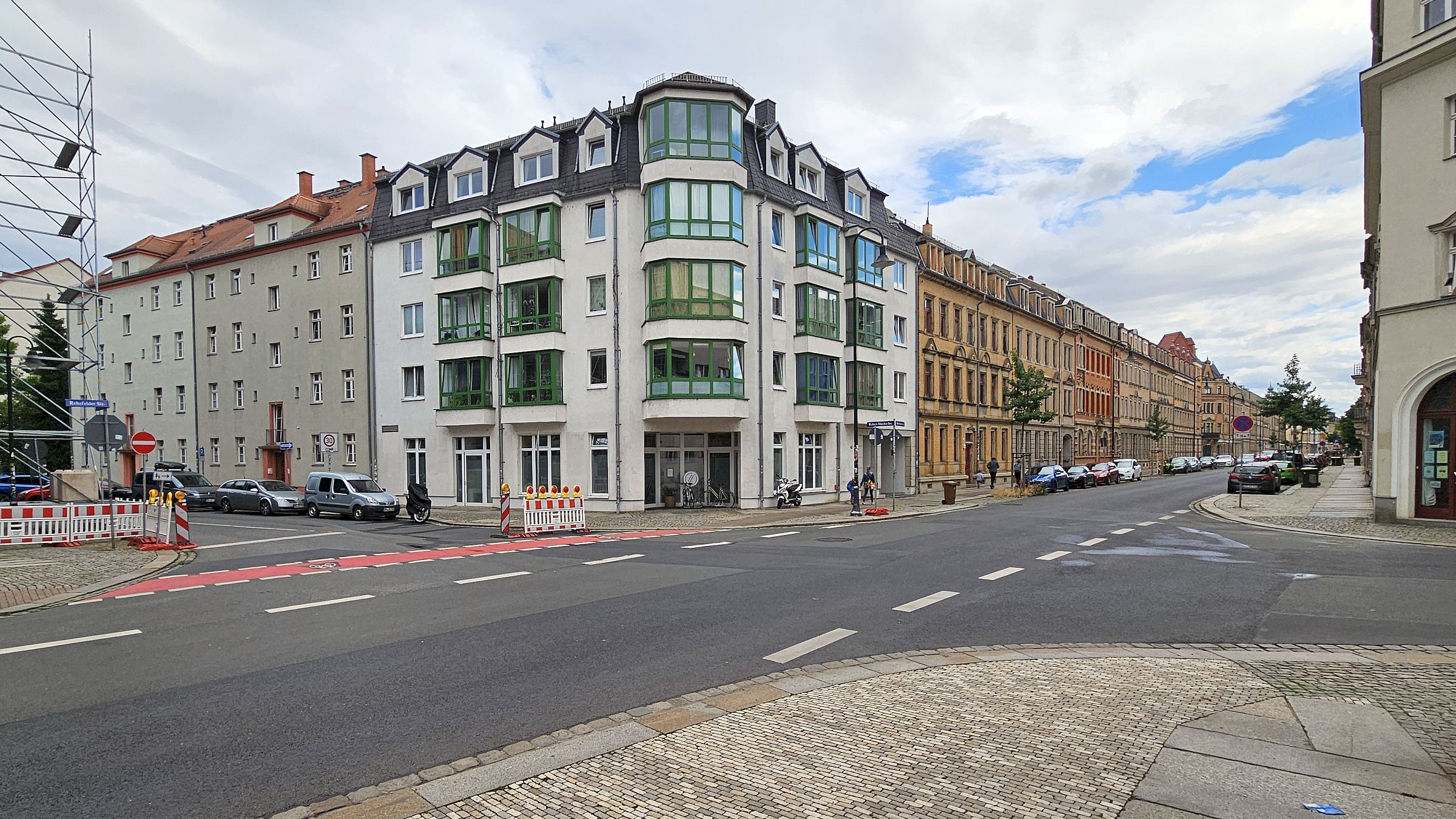 Die Stadt plant nicht nur einen Fußgängerüberweg, sondern auch neue Gehwegvorstreckungen an dem Knoten Rehefelder Straße/Robert-Matzke-Straße, außerdem werden die Querungsstellen ein Blindenleitsystem erhalten. Foto: J. Frintert