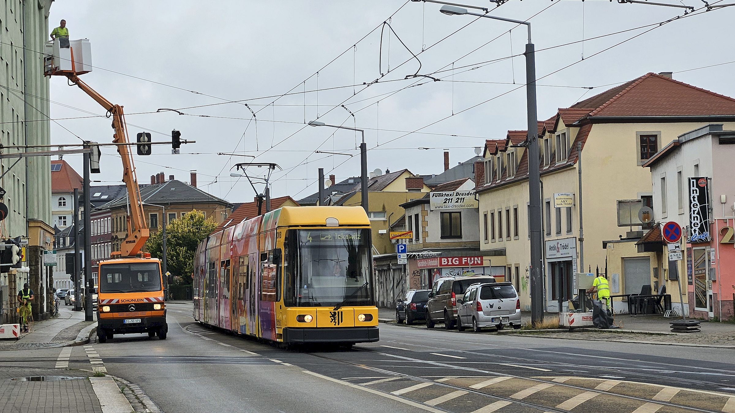Aktuell werden für die Absicherung der Baustelle Lichtsignalanlagen aufgestellt. Foto: J. Frintert