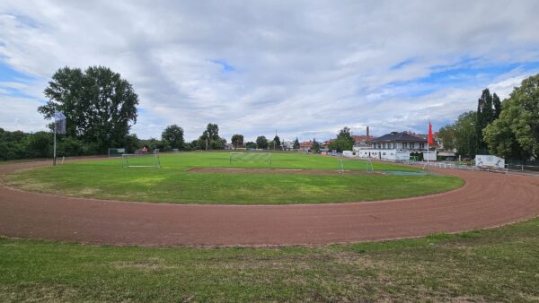 Hinter dem großen Rasensportplatz befindet sich, direkt an der Moritzburger Straße noch ein Tennenplatz. Der soll nun in einen Kunstrasenplatz umgewandelt werden. Foto: J. Frintert