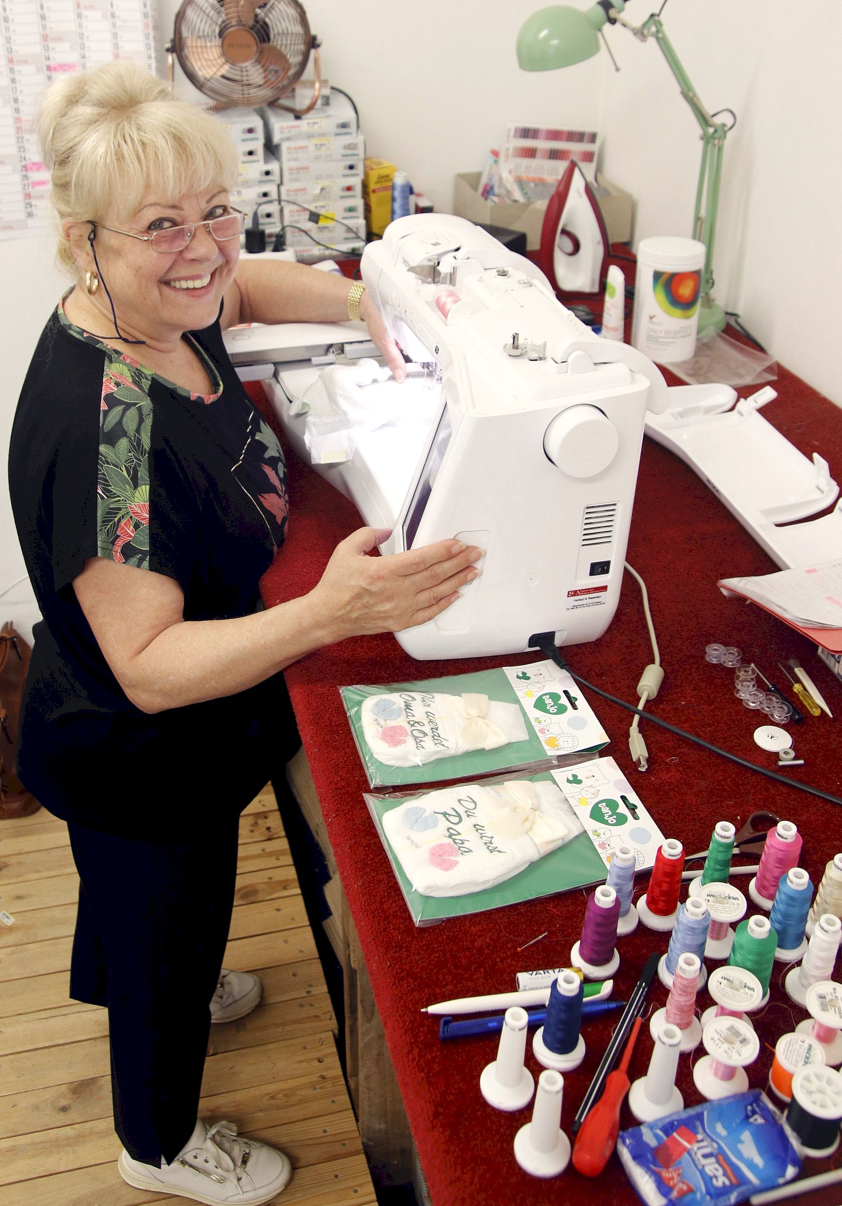 Mit guter Laune an der Stickmaschine - Andrea Rehn. Foto: S. Mutschke