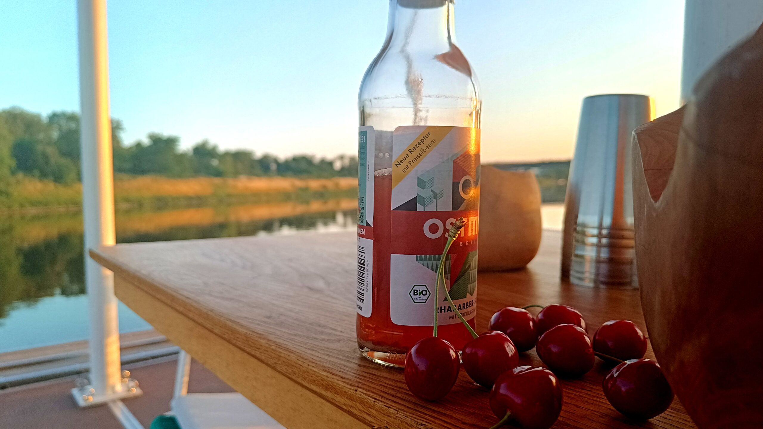 Es gibt Kirschen aus dem Garten und Schorle aus Früchten von der Streuobstwiese.