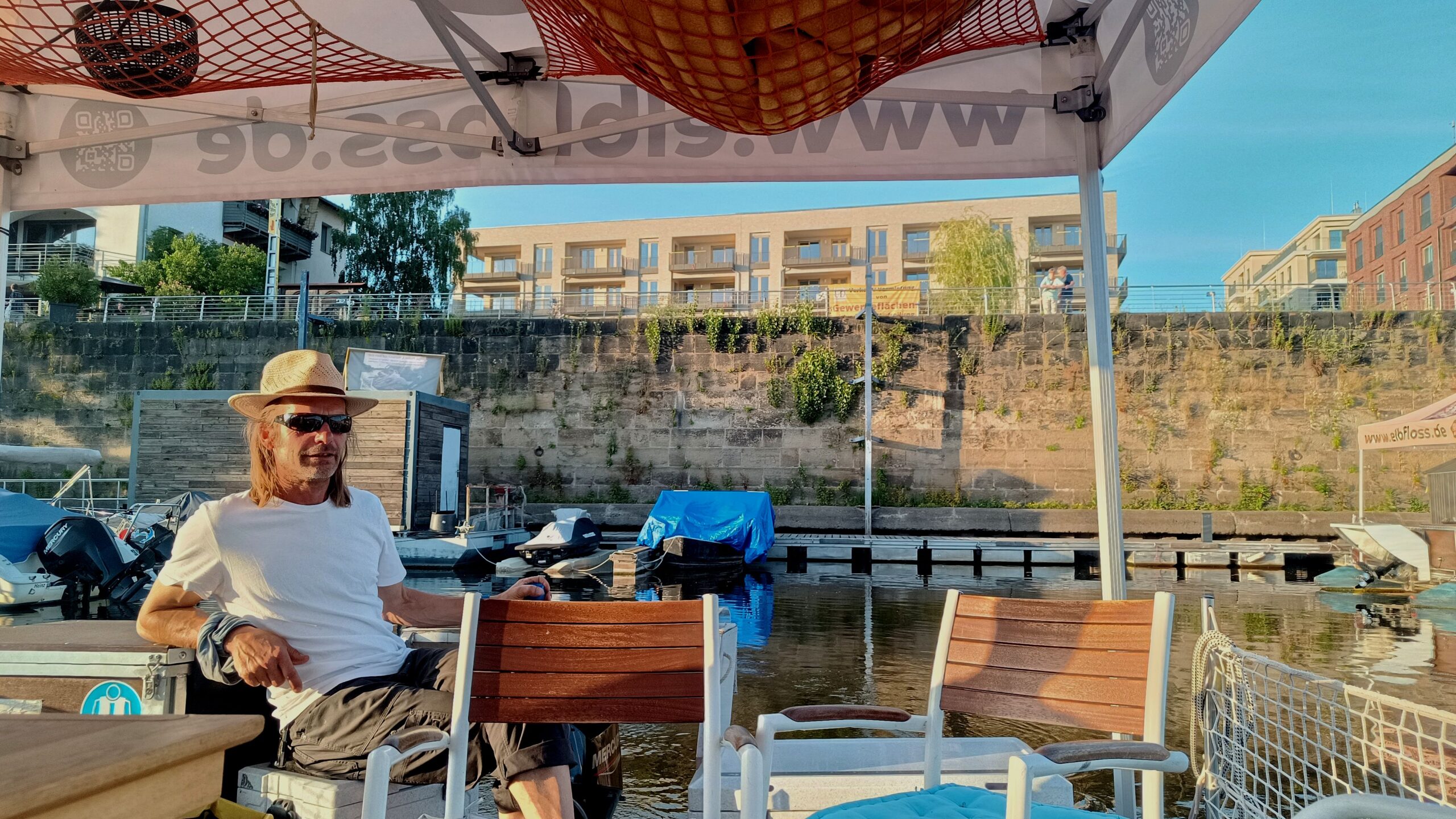 Kreisel schneidet in der kühlen Jahreszeit Obstbäume.