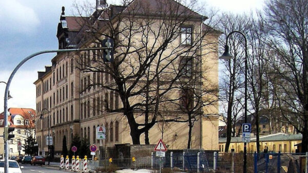 Wurzener Straße Nr. 5: 1902-1943 Schulhaus, 1943-1945 Reservelazarett, 1945-1960 Krankenhaus, 1960-1990 Poliklinik, 1990- Ärztehaus / Foto: K. Brendler (2009)