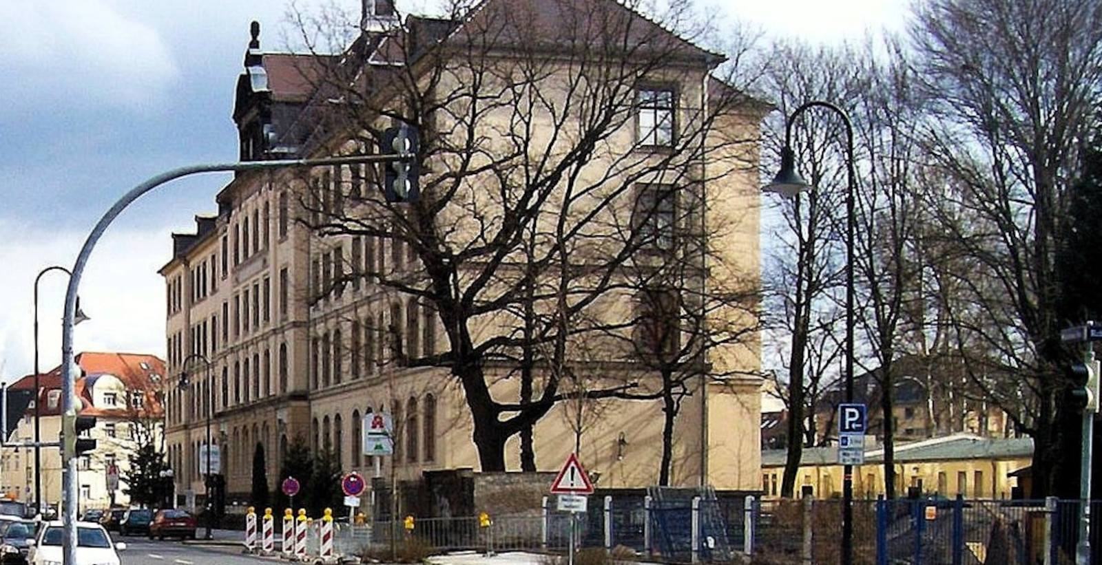 Wurzener Straße Nr. 5: 1902 bis 1943 Schulhaus, 1943 bis 1945 Reservelazarett, 1945 bis 1960 Krankenhaus, 1960 bis 1990 Poliklinik, 1990 bis heute: Ärztehaus. Foto: K. Brendler (2009)