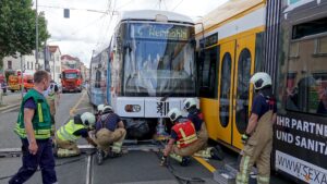 Die Straßenbahn wurde angehoben und auf eine Verschiebebrücke gesetzt. So wurde die Bahn Stück für Stück wieder auf das Gleis gebracht. Foto: R. Halkasch