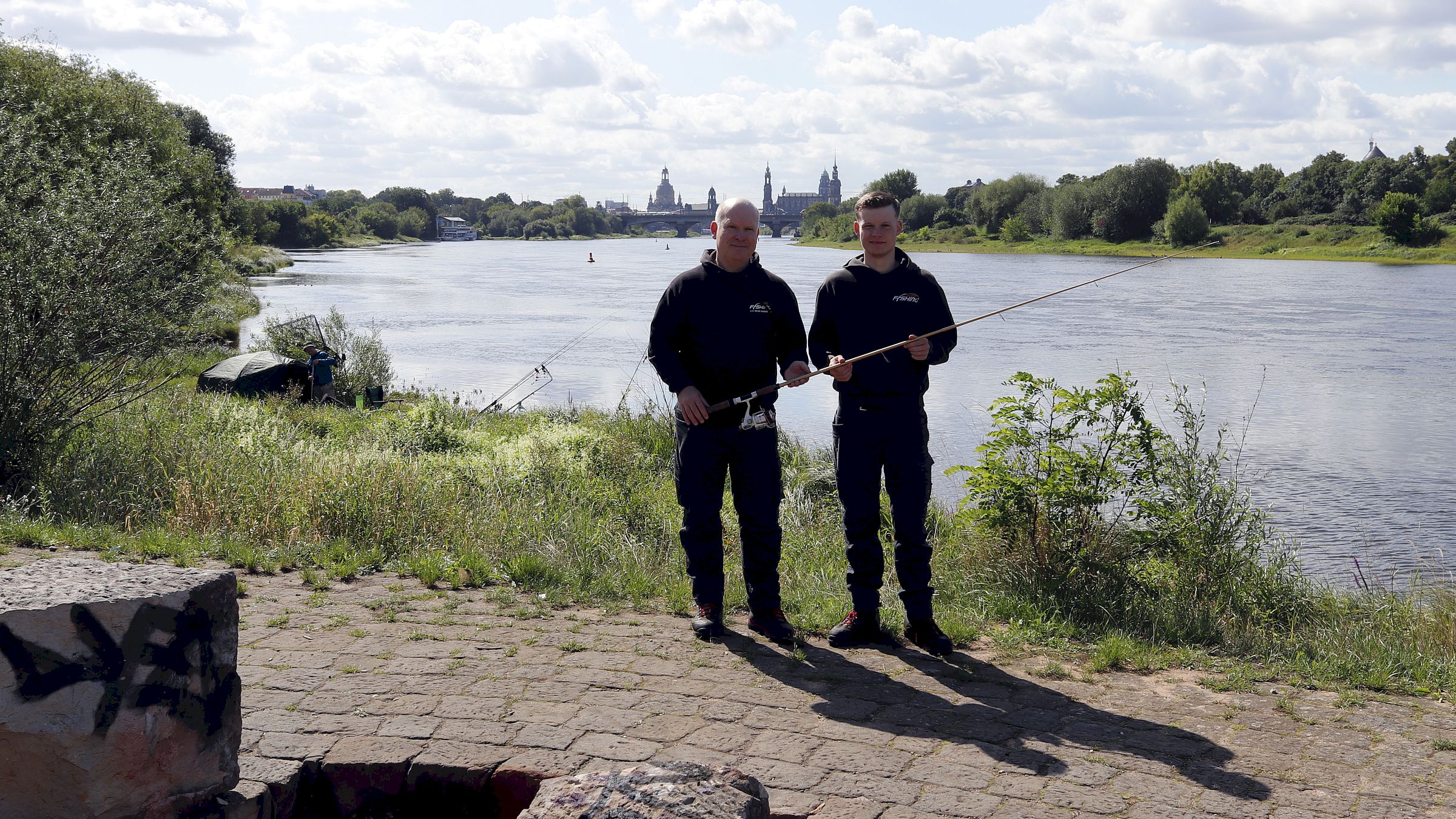 Goldne Angel vom Vater an den Sohn übergeben - Foto: J. Frintert