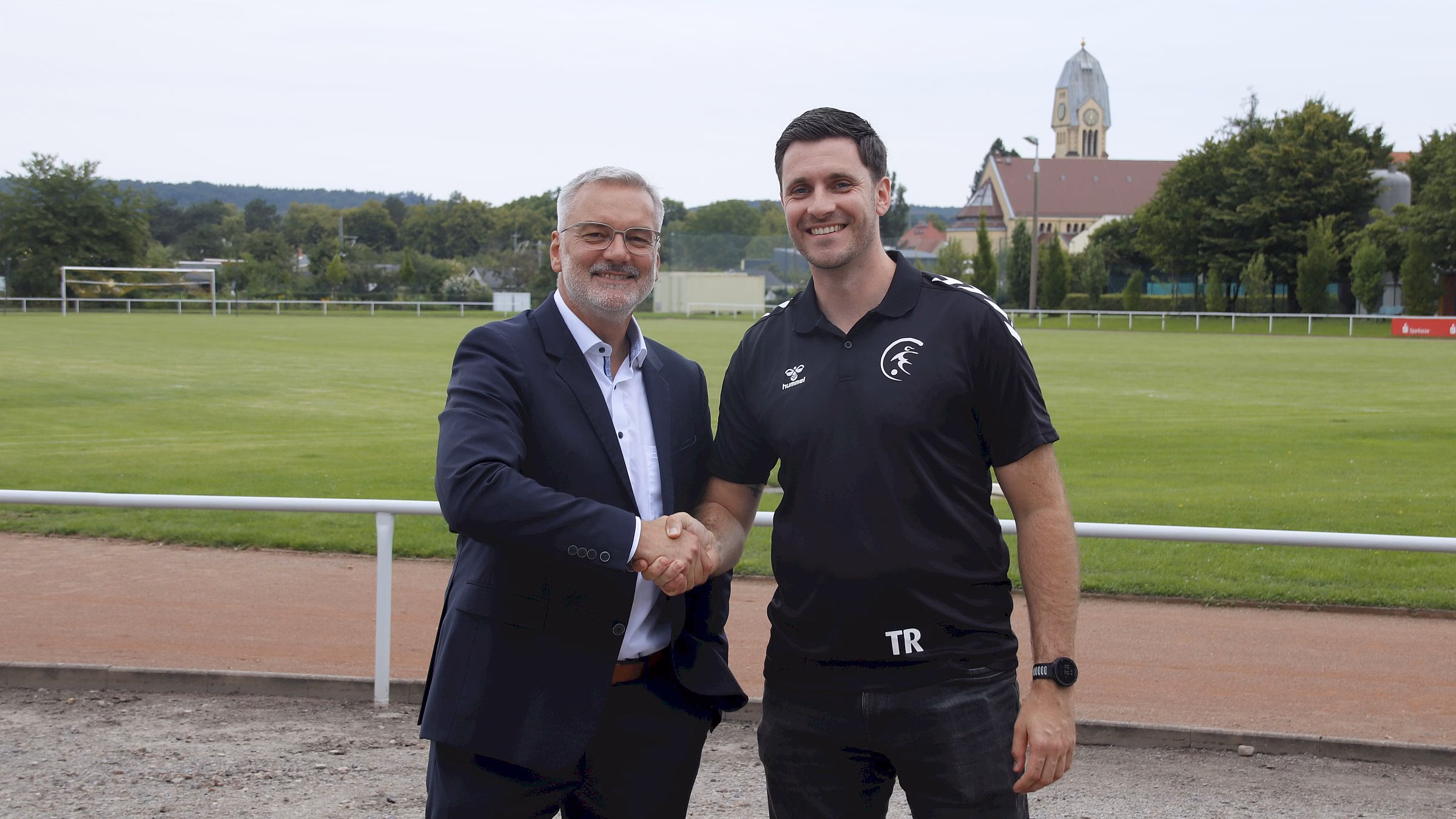 Jan Beyer-Westendorf und Michael Weiße, Trainer beim FFC Fortuna, freuen sich auf die neue Flutlichtanlage - Foto: J. Frintert