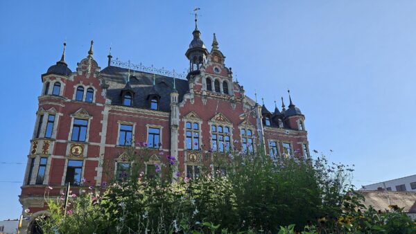 In einer Mammut-Sitzung tagten die Stadtbezirksbeiräte bis kurz vor 23 Uhr bei sehr sommerlichen Temperaturen im Pieschener Rathaus. Foto: J. Frintert