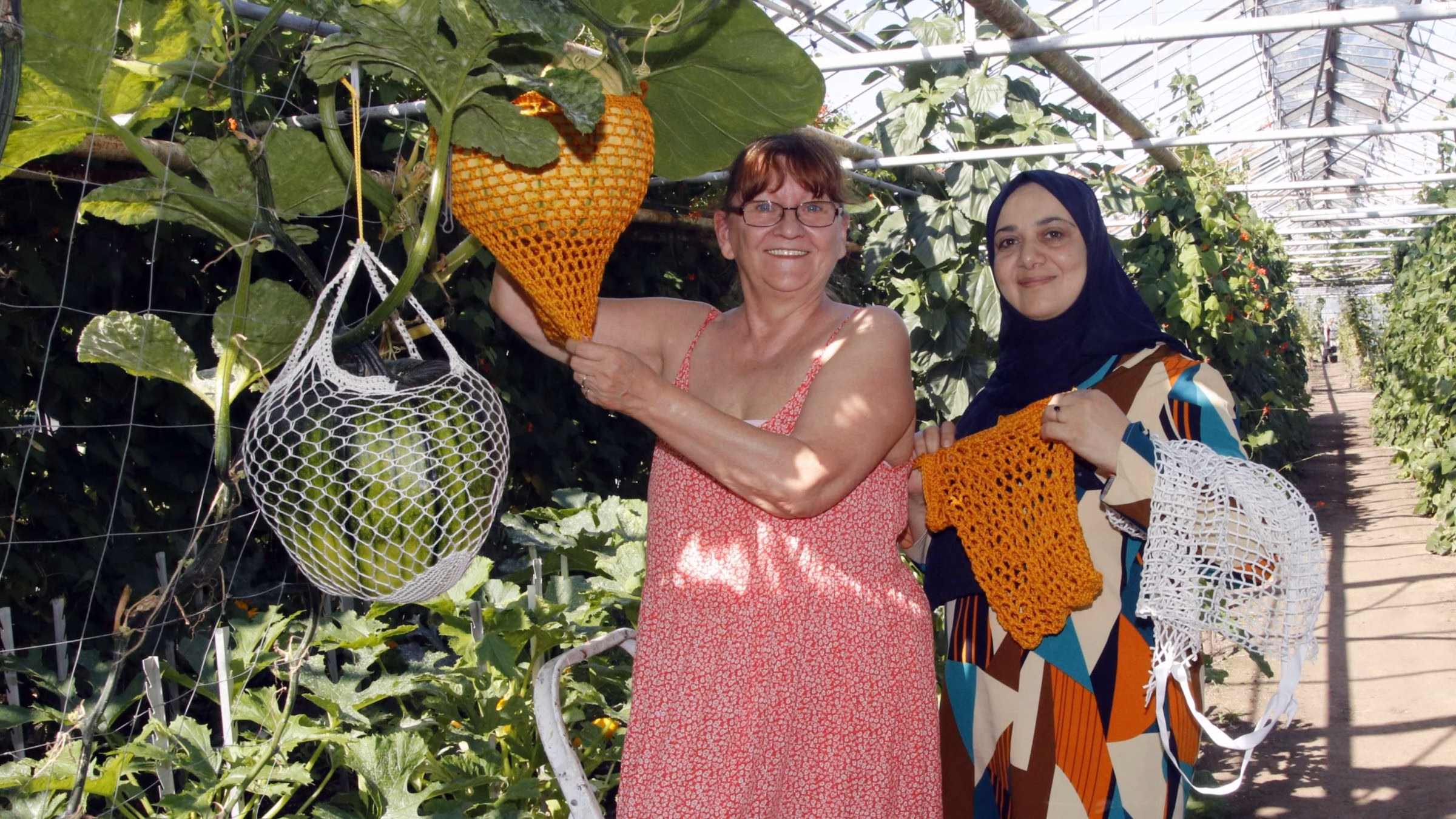 Silvia Benaoda und Mervat Shraif vom Verein "Jugend ∙ Arbeit ∙ Bildung" haben die Kürbisse mit Hilfe der "schnellen Häkelgruppe" gerettet. Foto: Sabine Mutschke