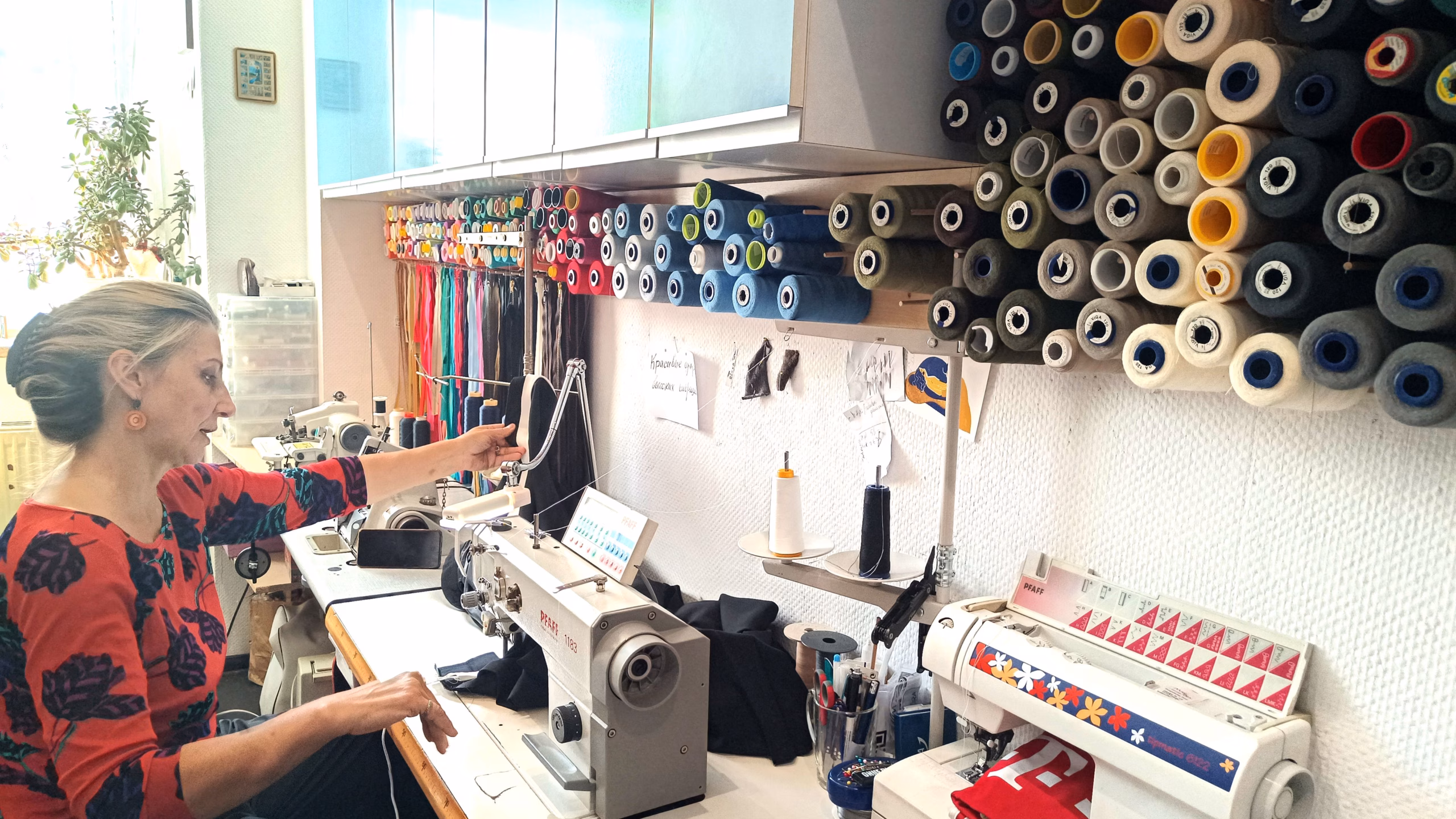 Einblick in die Werkstatt. "Garn hat man immer zu wenig", erklärt die Inhaberin.