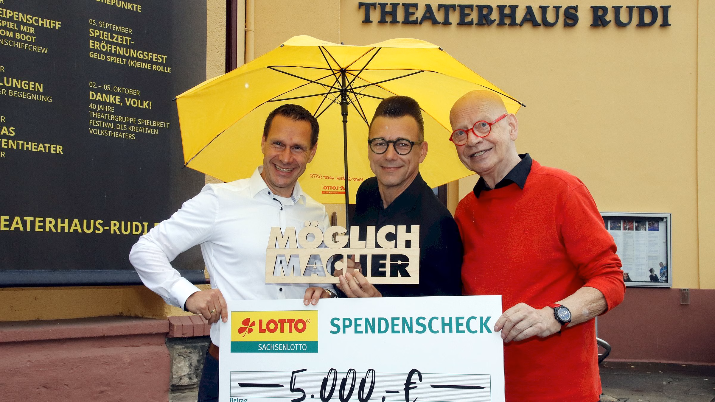 Marcel Körner, Vertriebsleiter Sächsische Lotto-GmbH, "Möglichmacher" Guido Gentzel und Chef-Pantomime Ralf Herzog mit 5.000-Euro-Scheck - Foto: J. Frintert